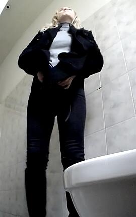 Girls Piss in the Toilet